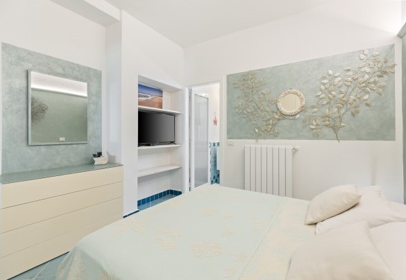 Double bedroom n. 3 with en-suite bathroom with shower – Villa Ambra
