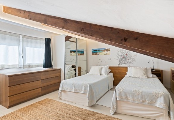 Double bedroom n. 5 with en-suite bathroom with shower – Villa Ambra