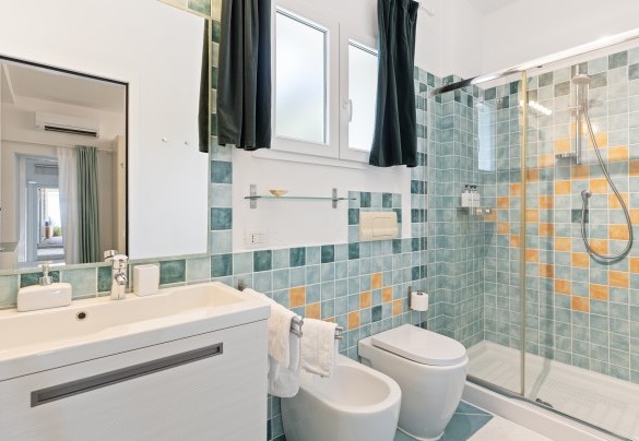 Bathroom n. 2 with shower en-suite to bedroom n. 2 – Villa Ambra