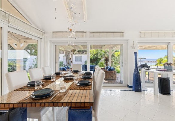 Bright living room with windows - Villa Ambra
