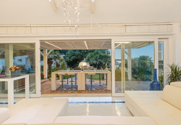Living room with access to the outdoor living area – Villa Ambra