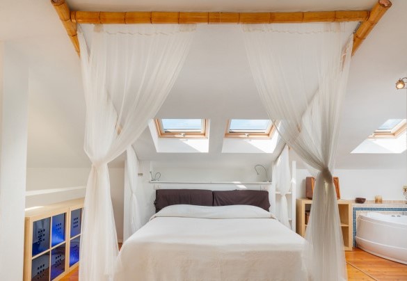 Double bedroom  n.1 with Jacuzzi tub and en- suite bathroom with shower – Villa Ambra
