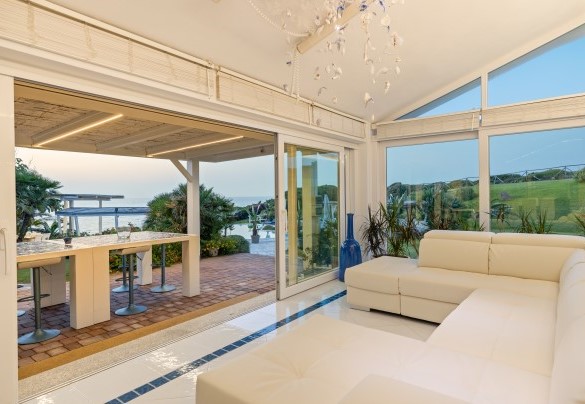 Living room with access to the outdoor living area – Villa Ambra