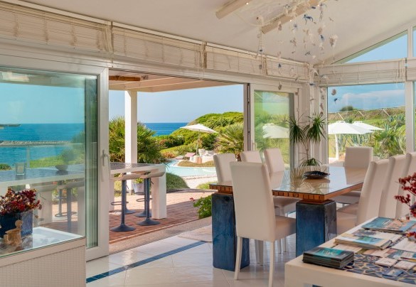 The sliding windows of the veranda lead to the main open-plan kitchen of the villa – Villa Ambra
