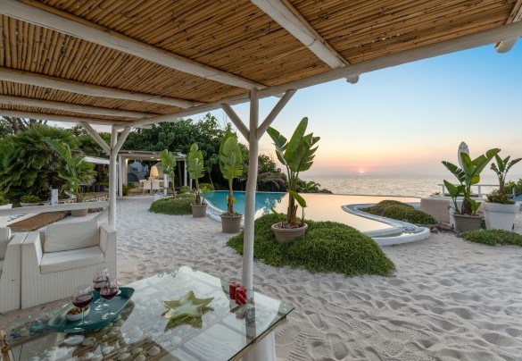 The swimming pool with a white sandy beach around it – Villa Ambra