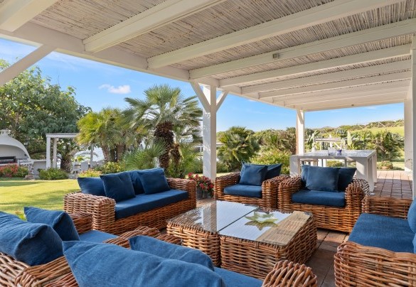 Living room in the outdoor living area – Villa Ambra