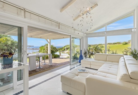 Living room with access to the outdoor living – Villa Ambra