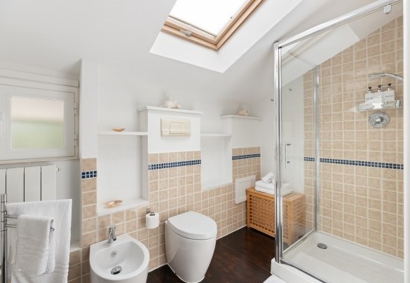 Bathroom n. 1 with shower en-suite to bedroom n. 1 – Villa Ambra