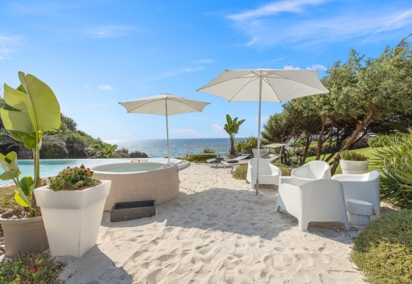 The swimming pool with a white sandy beach around it – Villa Ambra