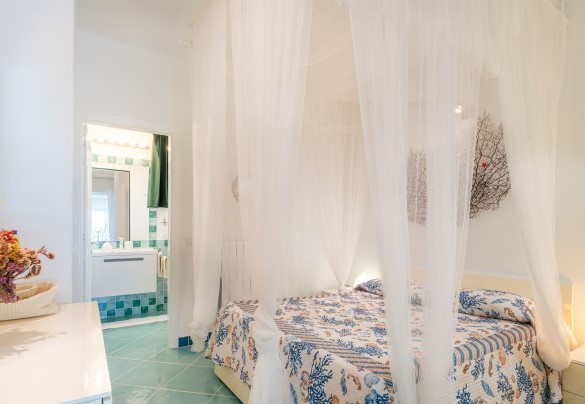 Double bedroom  n.3 with en- suite bathroom with shower – Villa Ambra