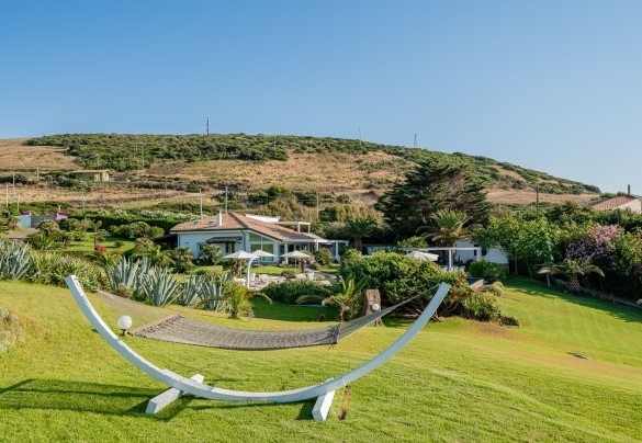 A cosy hammock on the hill provides a stunning view over the whole coast and the island of Asinara – Villa Ambra