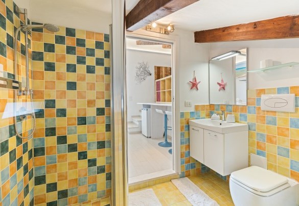 Bathroom n. 5 with shower with en-suite bathroom with shower – Villa Ambra