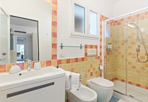 Bathroom n. 4 with shower en-suite to bedroom n. 4 – Villa Ambra