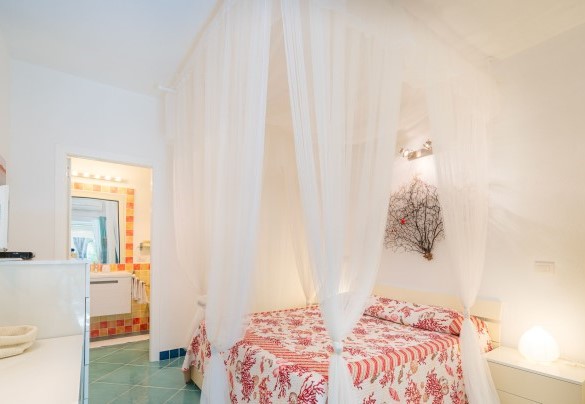 Double bedroom  n.4 with en- suite bathroom with shower – Villa Ambra