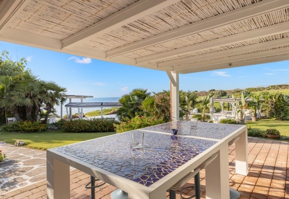 Outdoor living room with high table – Villa Ambra