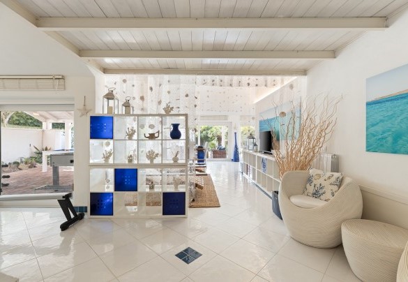 Bright living room with windows - Villa Ambra