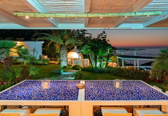 External living room with high table that seats 12 people – Villa Ambra