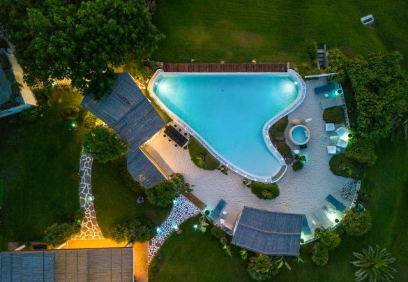 The illuminated villa and swimming pool – Villa Ambra