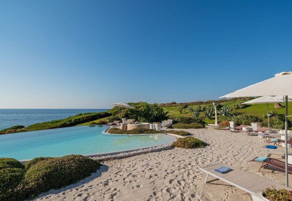 The magnificent swimminh pool surrounded by a light-coloured sandy beach – Villa Ambra