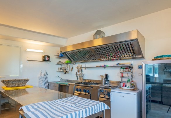 Large professional kitchen – Villa Ambra