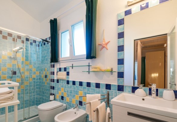En-suite bathroom n.2 with shower to bedroom n. 2 – Villa Ambra