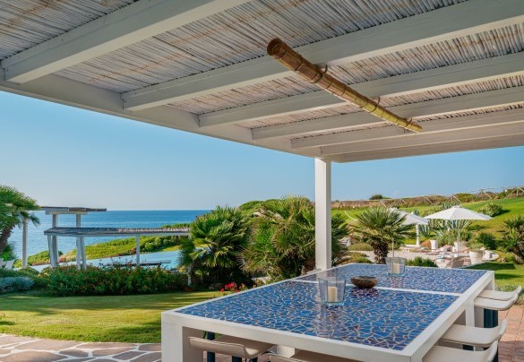 External living room with high table that seats 12 people – Villa Ambra