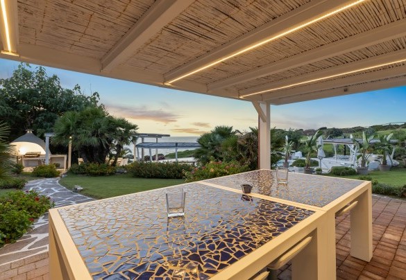 Outdoor living room with high table – Villa Ambra