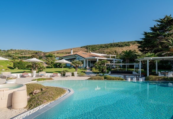 View of the Villa completely redesigned in a modern, “Total White” style but with aesthetic references to the colours of the Mediterranean Sea – Villa Ambra