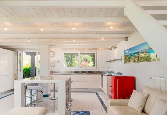 Bright kitchen with peninsula –Villa Ambra