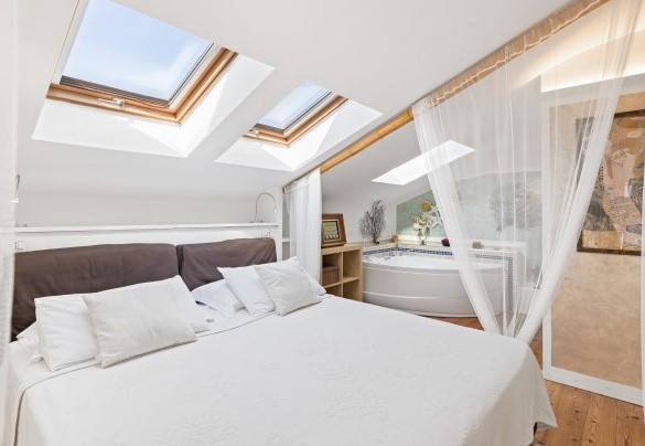 Double bedroom n. 1 with whirlpool tub and en-suite bathroom with shower – Villa Ambra