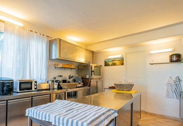 Large professional kitchen – Villa Ambra