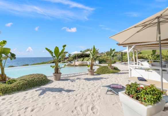 The swimming pool with a white sandy beach around it – Villa Ambra