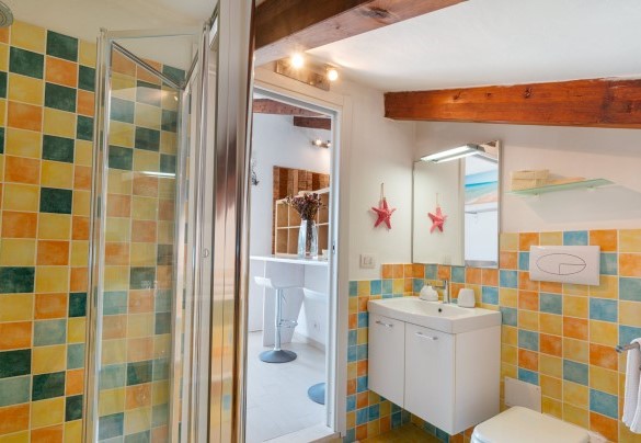 En-suite bathroom n.5 with shower to bedroom n. 5– Villa Ambra