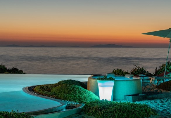 The swimming pool facing the sea and which, with its irregular shape represents almost an extension of the sea towards the property itself –Villa Ambra