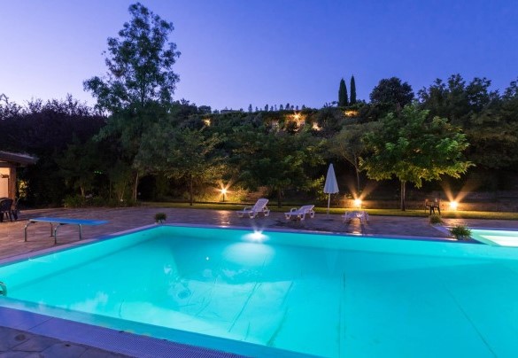 Panorama notturno sulla piscina illuminata - Villa Ambrah 12+1 