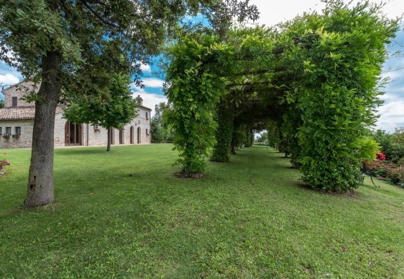 Verde parco curato con pergolato adiacente alla casa -  Villa Ambrah 12+1 