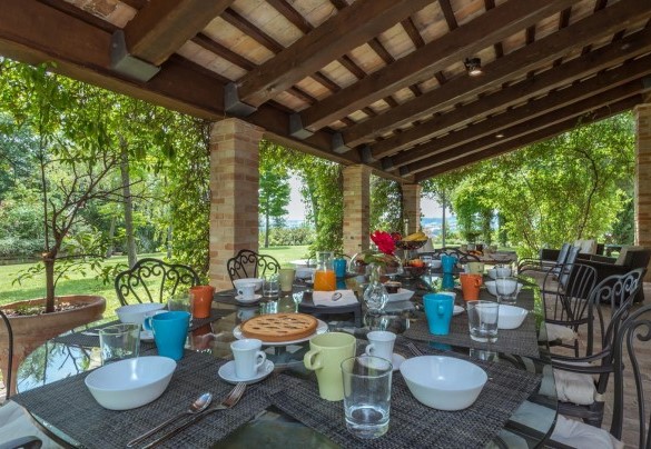 Ampio porticato attrezzato di tavoli e sedie per godersi pranzi e cene all'aperto - Villa Ambrah 12+1