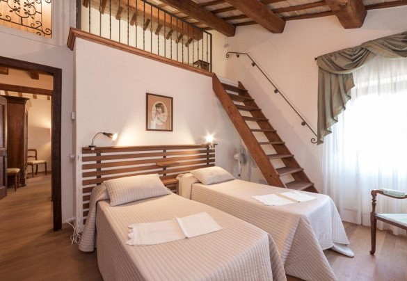 Camera doppia n.2 (con soppalco con 1 letto singolo) con i letti unibili al primo piano - Villa Ambrah 12+1