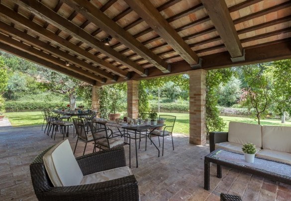 Accogliente zona esterna con tavolo da pranzo e salottino sotto il portico - Villa Ambrah 12+1