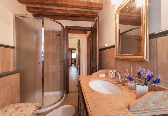 Bagno con doccia n.2 al servizio delle camere n.2 e n.3 al primo piano - Villa Ambrah 12+1