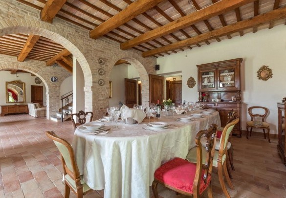 Elegante sala pranzo con il dettaglio del salotto e la scala per accedere al primo piano - Villa Ambrah 12+1