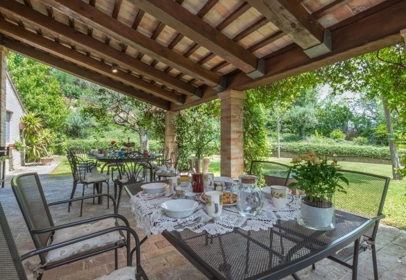 Ampio porticato attrezzato di tavoli e sedie per godersi pranzi e cene all'aperto -  Villa Ambrah 12+1