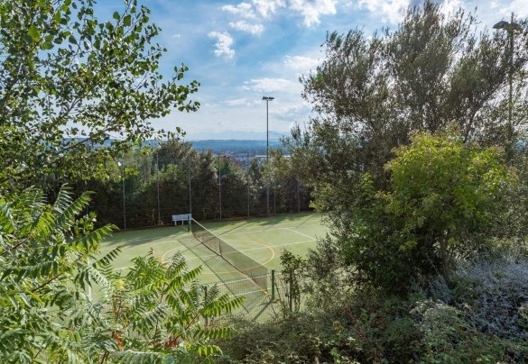 Vista dall'alto sul campo polivalente - Villa Ambrah 12+1 