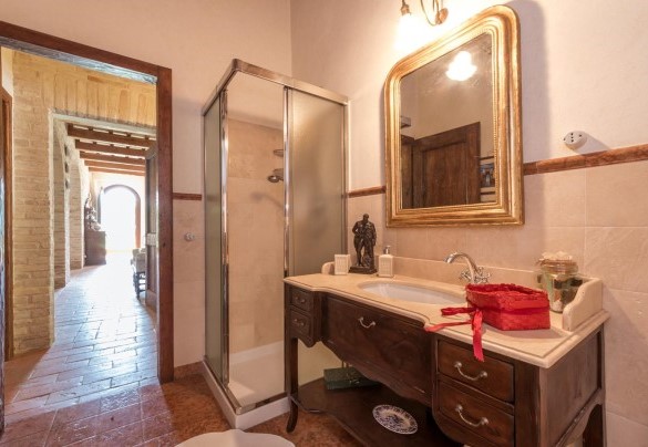 Bagno con doccia n.1 al servizio della camera n.1 al piano terra - Villa Ambrah 12+1