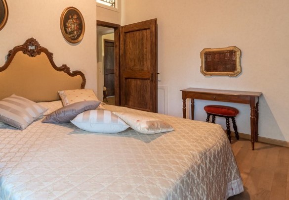 Camera matrimoniale n.6 servita dal bagno n.4 al primo piano - Villa Ambrah 12+1