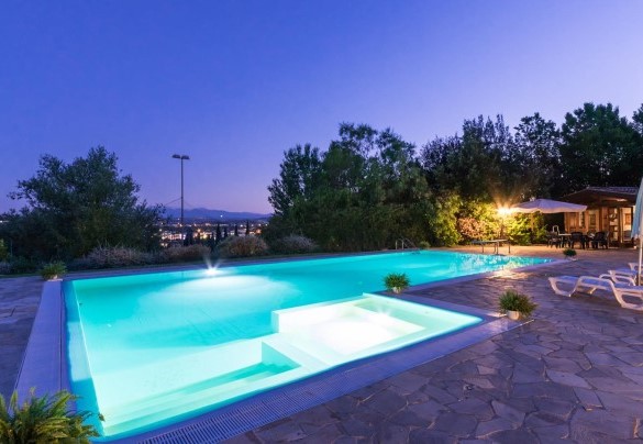 Panorama notturno sulla piscina illuminata - Villa Ambrah 12+1 