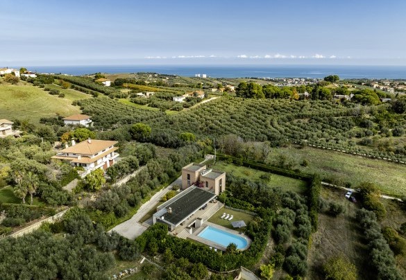 Veduta dall’alto della proprietà immersa nella campagna di Città Sant’Angelo – Villa Amyra
