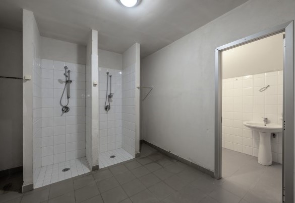Docce e bagno di servizio al piano seminterrato – Villa Amyra