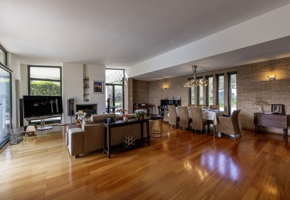 Il luminoso soggiorno con salotto e zona pranzo, con accesso diretto all'esterno – Villa Amyra
