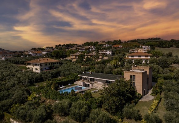 Veduta dall’alto della proprietà immersa nella tranquilla campagna residenziale di Città Sant’Angelo – Villa Amyra